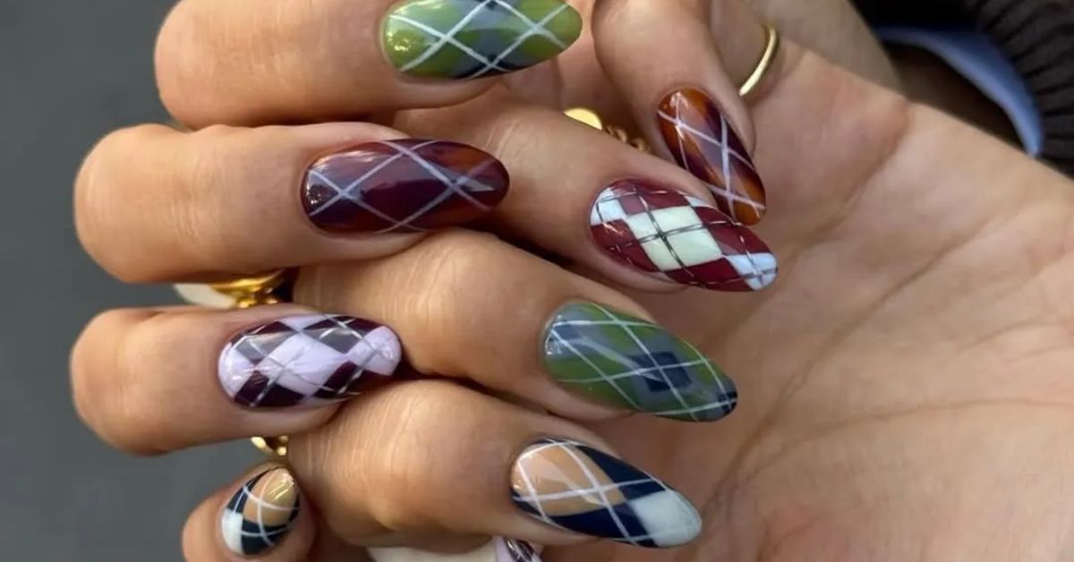 Plaid Wrapping Paper Nails