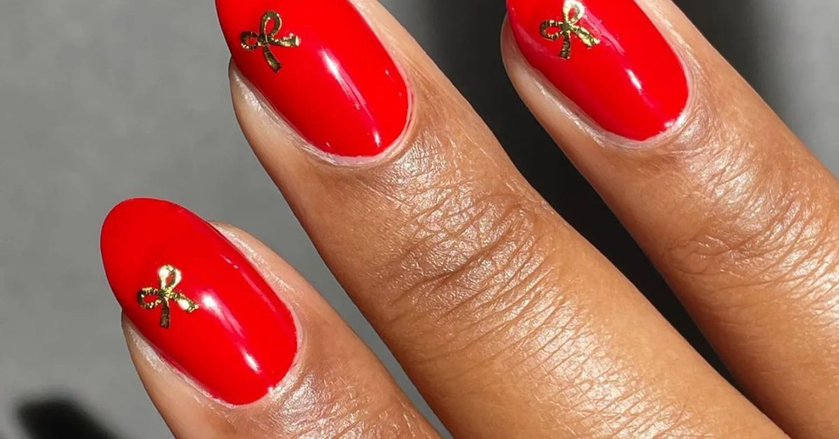 Sweet Gold Bow Manicure