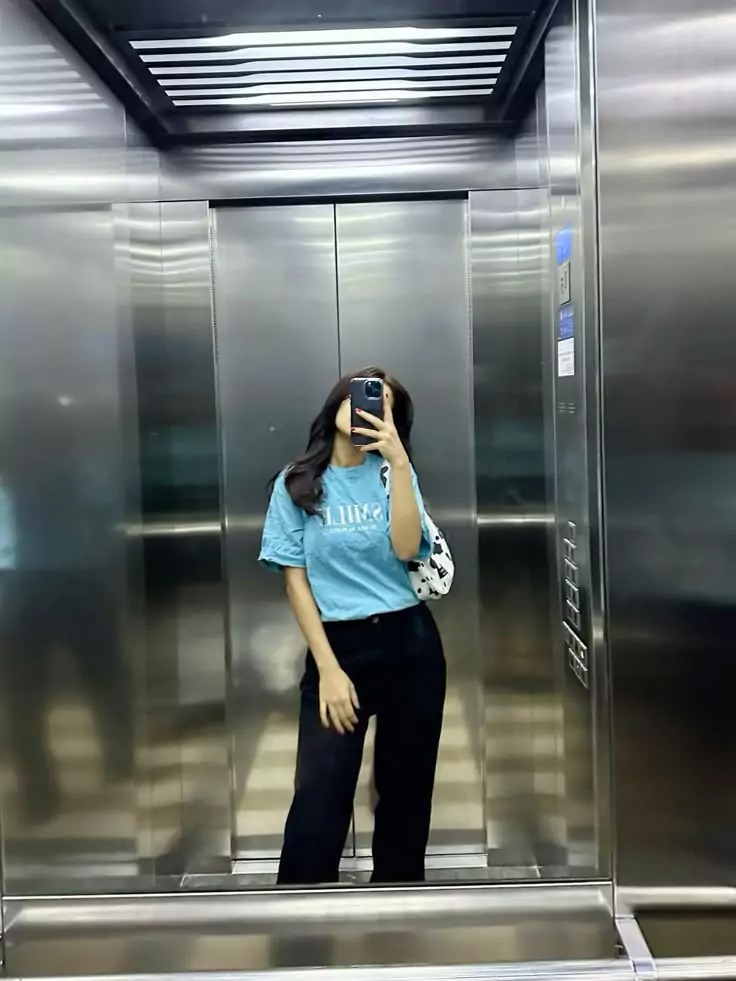 Black Mirror Selfie Dp