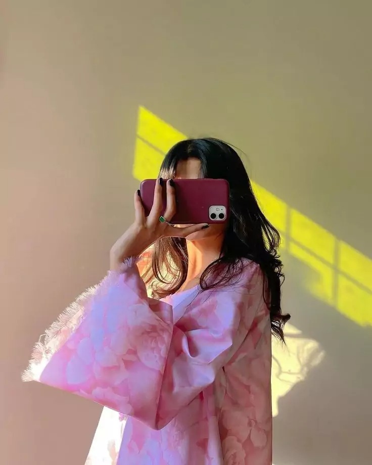 Black Mirror Selfie Dp