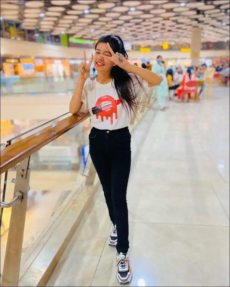 Cute Girl Pic For Instagram