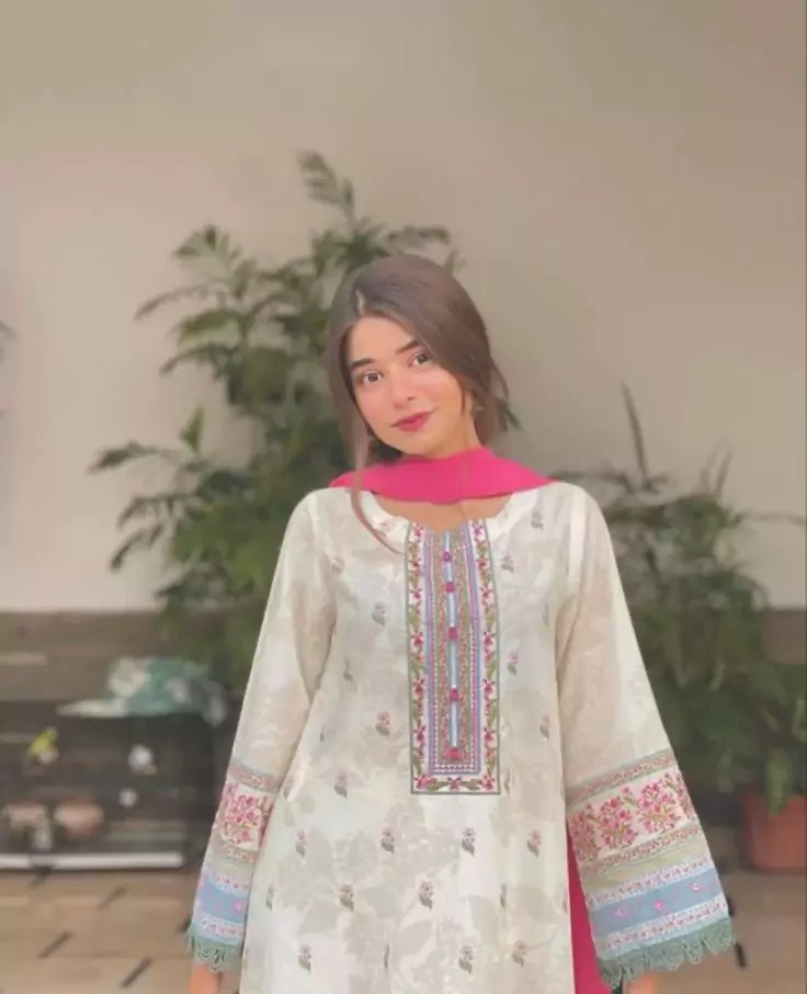 Cute Simple Girl Pic