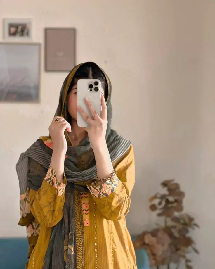 Girls Mirror Selfie Pictures