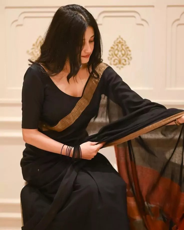 Hidden Face Back Side Girl Profile Pic in Saree