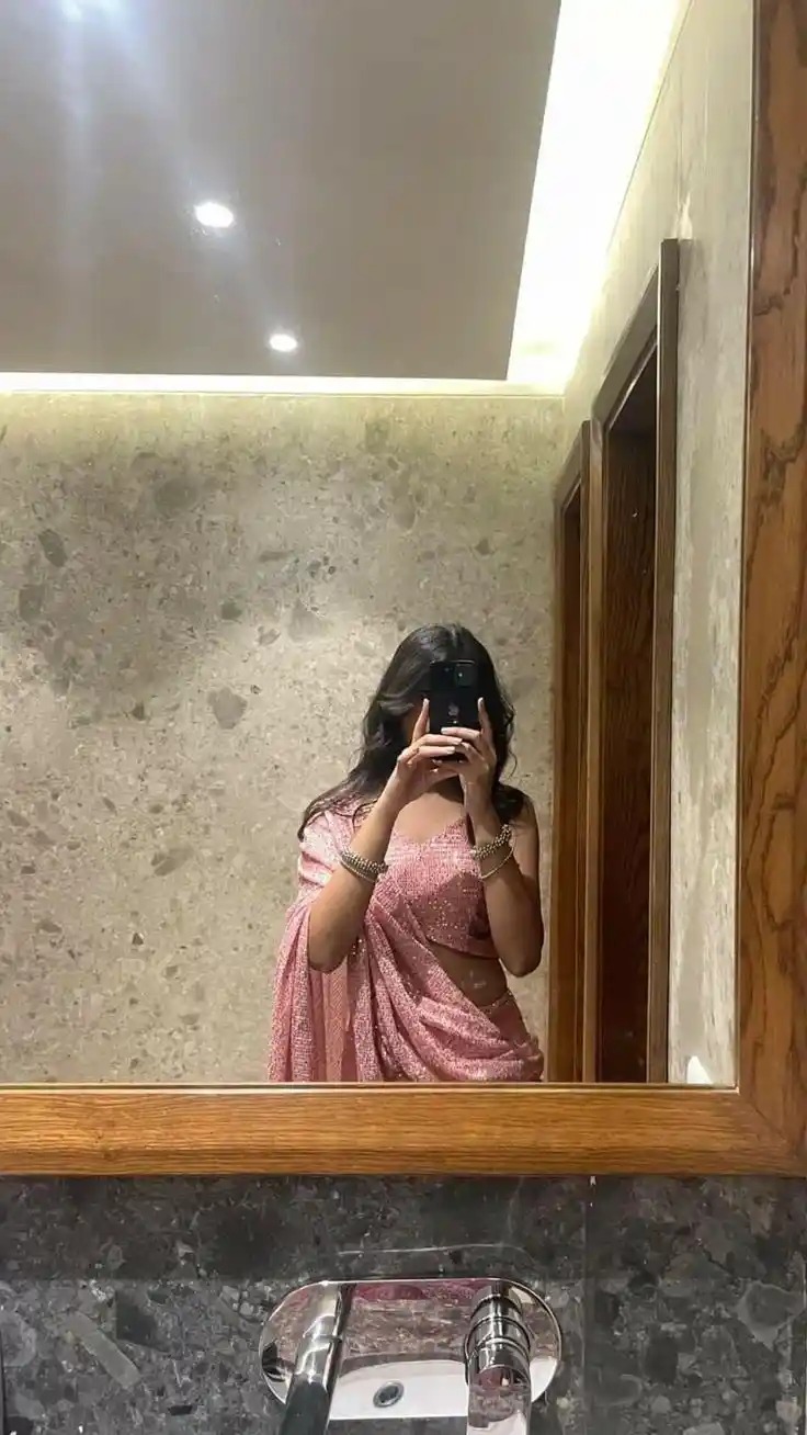 Mirror Instagram Hidden Face Pose