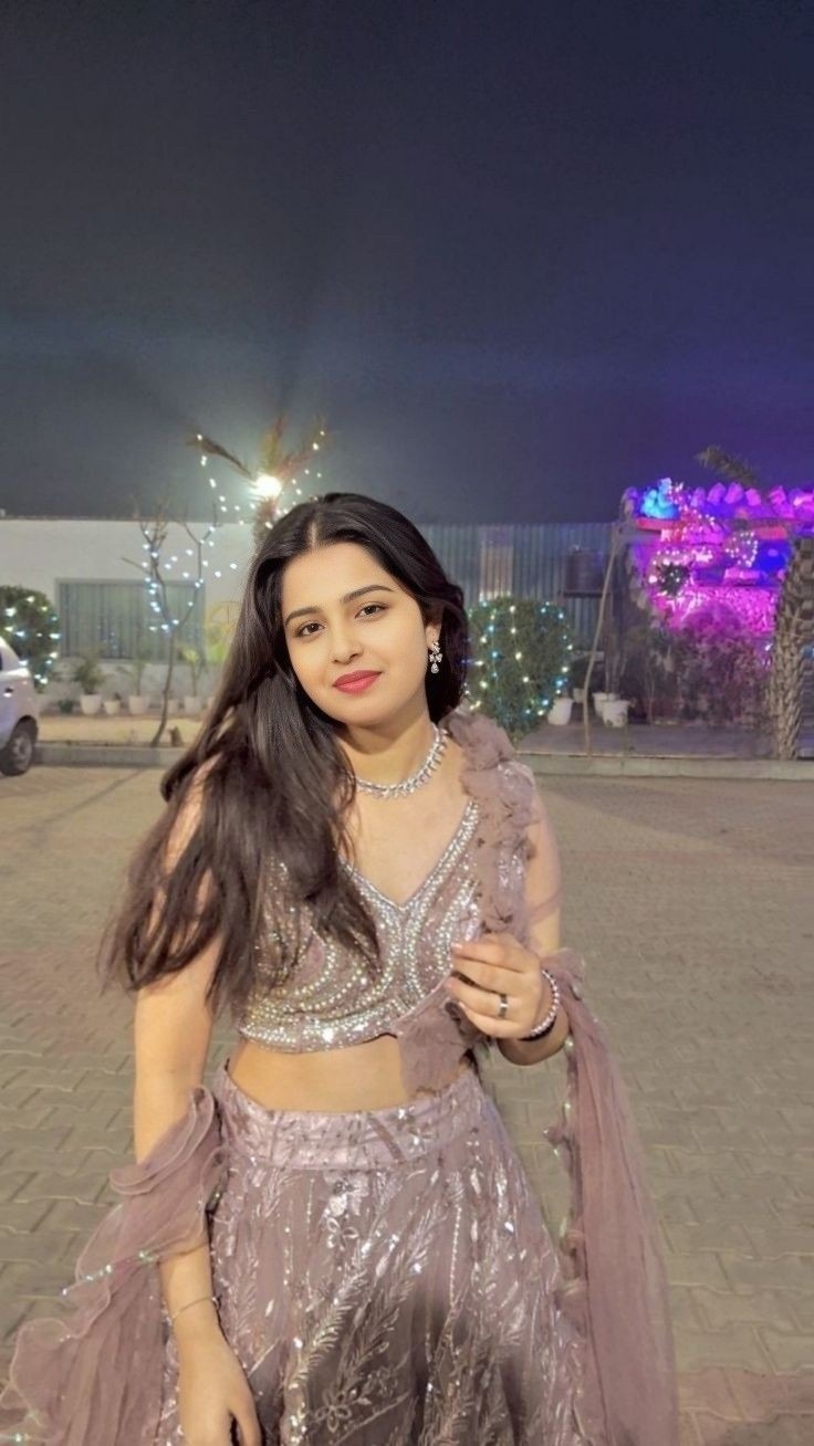 Stylish Girl Profile Hidden Face Dp in Saree