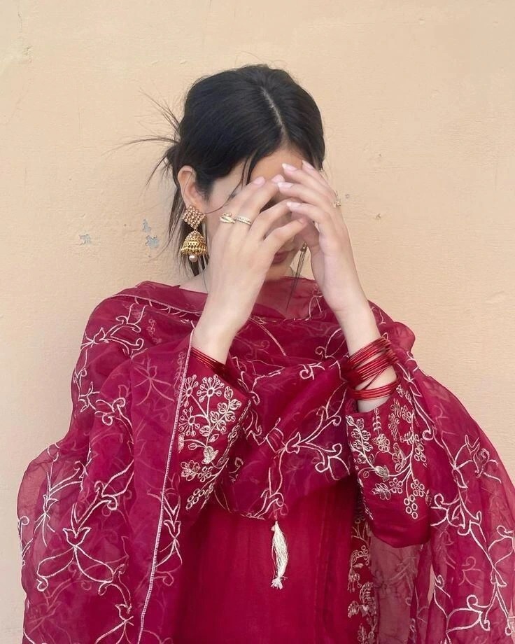 Instagram Stylish Hidden Face Girl Pic