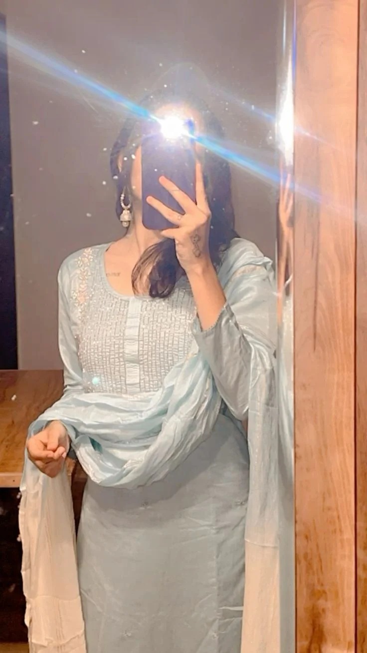 Instagram Stylish Hidden Face Girl Pic